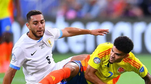 Cáceres la rompe ante Uruguay y la gente lo reconoce.
