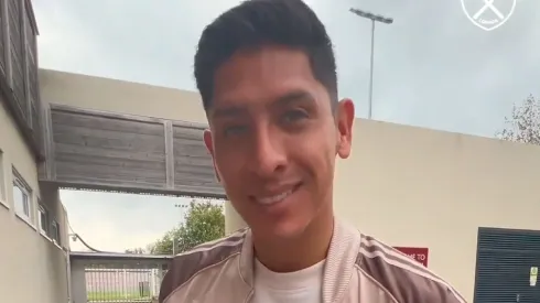 Edson Álvarez se emociona con una foto.
