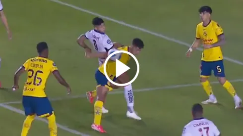 No es penal por mano.
