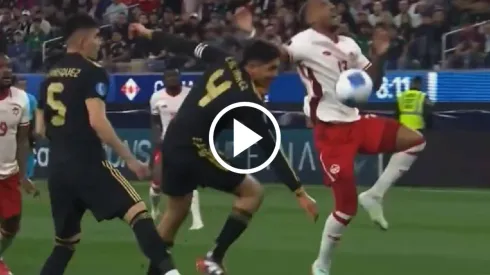 Edson Álvarez estuvo cerca de cometer un penal
