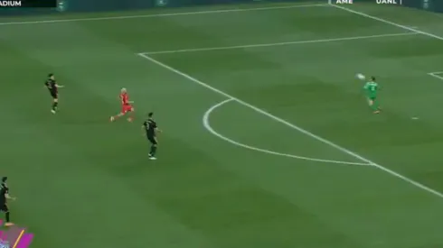 Malagón evitó un gol con el hombro.
