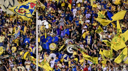 Afición del América se une en un himno.
