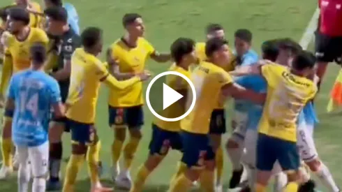 Acabó en violencia el partido.
