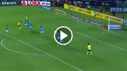 Diego Valdés casi marca un golazo
