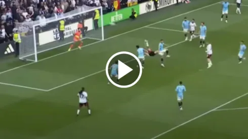 Raúl Jiménez casi marca un golazo de chilena
