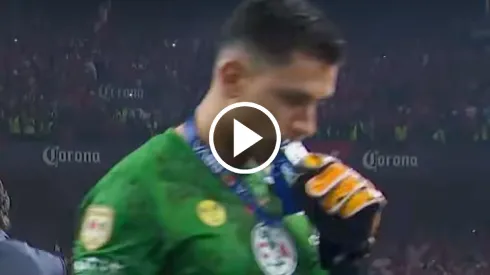 El portero siempre muestra humildad.
