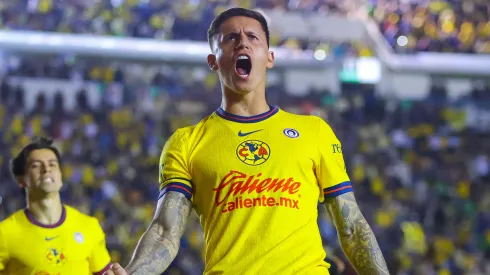 Brian a nada de salir del América.

