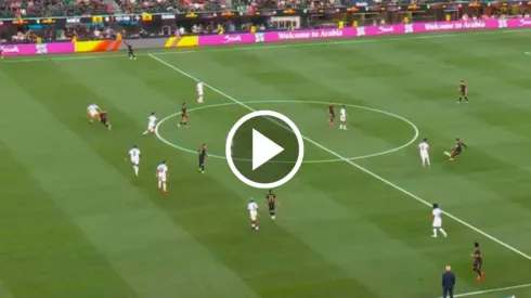 Edson Álvarez se lució con un gran pase desde su propio campo
