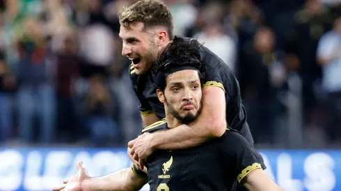 Jiménez y Giménez se juntan para más goles.
