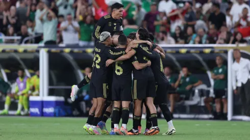 Los jugadores de México celebran la victoria contra Arabia Saudita.
