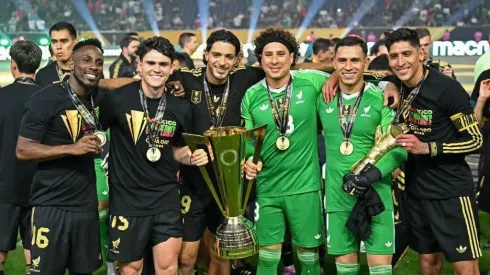 Los americanistas posaron con la Copa Oro
