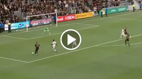 Uno de los mejores goles de la temporada de Bouanga
