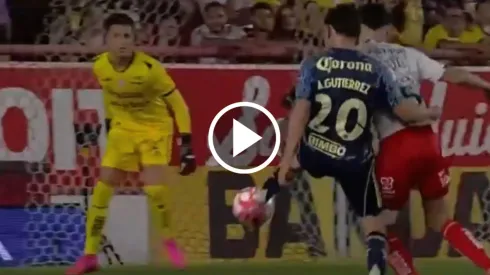 Alexis Gutiérrez casi marca un golazo ante Necaxa
