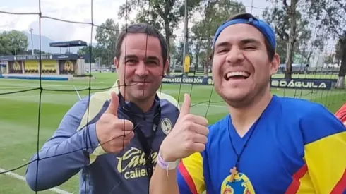 Un fan que gracias a la pasión ha llegado hasta la intimidad del club.
