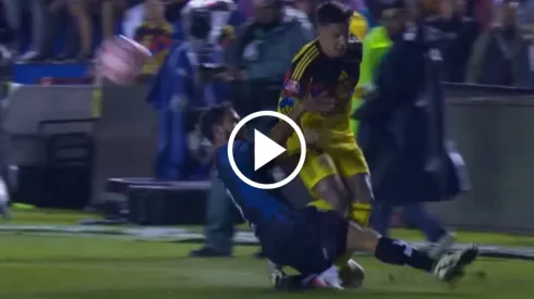 Brian Rodríguez recibió una dura falta
