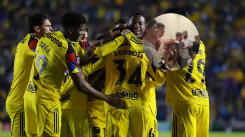 Jugadores de América presencian pelea de Alana.
