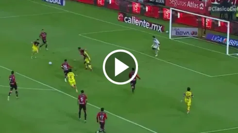 Álvaro Fidalgo marcó un golazo ante Atlas
