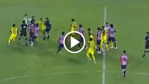 América y Chivas tuvieron un fuerte encontronazo.
