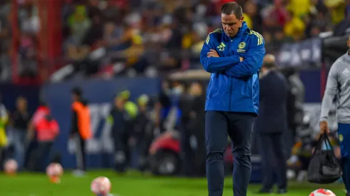 André Jardine dirigiendo un partido de la Liga MX con el Club América.
