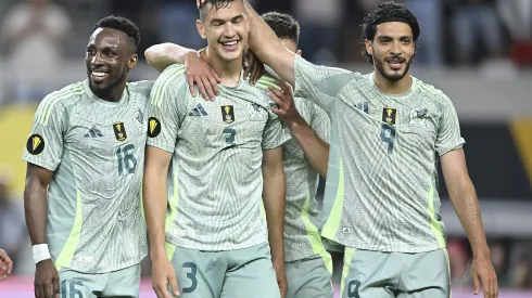 Julián Quiñones y Raúl Jiménez, junto a César Montes en la Selección Mexicana.
