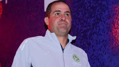 André Jardine llegando al Estadio Alfonso Lastras, para dirigir un partido del Club América.
