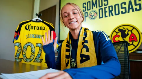 Luebbert se emocionó después de renovar.

