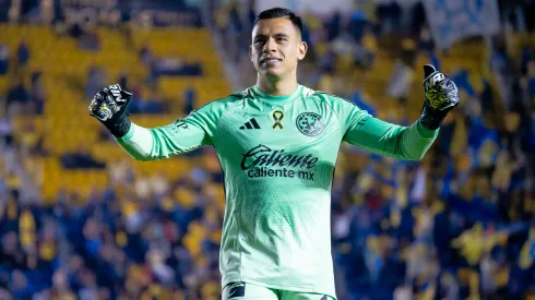Luis Ángel Malagón celebrando un gol del Club América ante León.

