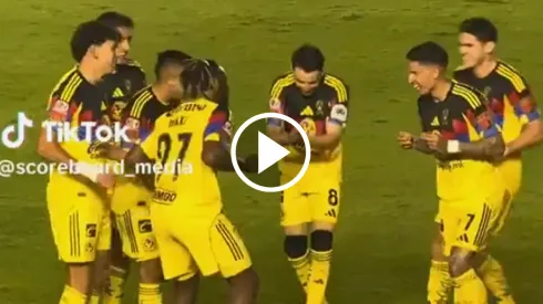 Fidalgo incitó a Maxi a bailar tras su golazo.
