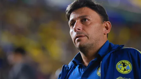 Ángel Villacampa en un partido de la Liga MX Femenil.
