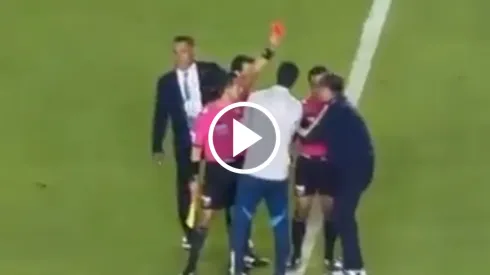 André Jardine no aguantó el enojo tras quedar eliminado.
