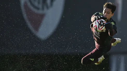 Fernando Tapia atajando en un entrenamiento con la Selección Mexicana.