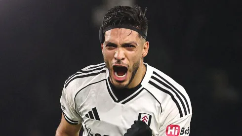 El futbolista se apoderó de las cámaras y reflectores tras conseguir un gol más en el futbol de Inglaterra
