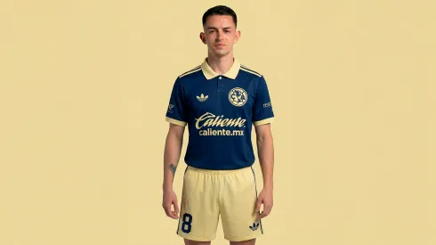 Álvaro Fidalgo luciendo el que podría ser el uniforme de visita del Club América para la temporada 2026-2027.
