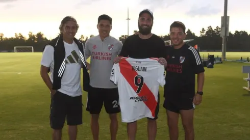 Higuaín visitó la pretemporada de River y los hinchas le piden una sola cosa