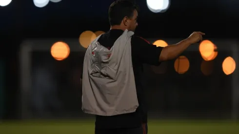 El Muñeco Gallardo dirigiendo a River en su primer amistoso de pretemporada (Fuente: Twitter River Plate)
