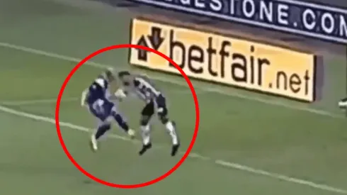 Los hinchas de Boca reclaman un penal en una jugada que no se repitió.