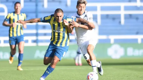 Con uno menos, Vélez aguantó hasta el final pero Central lo ganó en la última
