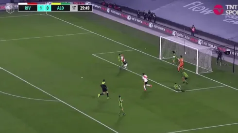 Video: Coloccini evitó con la mano un gol de River