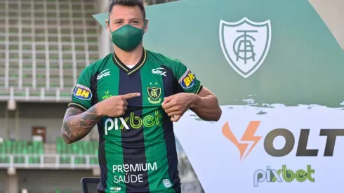 El delantero y su nueva camiseta (Foto: América Mineiro)
