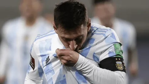 Gol de otro planeta de Messi, como él mismo: caño y al ángulo para abrir el partido
