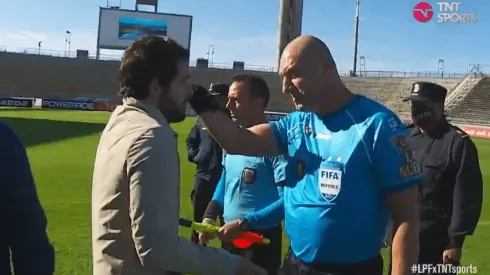 El cara a cara entre Fernando Gago y Néstor Pitana.
