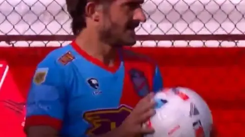 ¿Qué hizo? Emiliano Papa protagonizó un increíble blooper al sacar un lateral