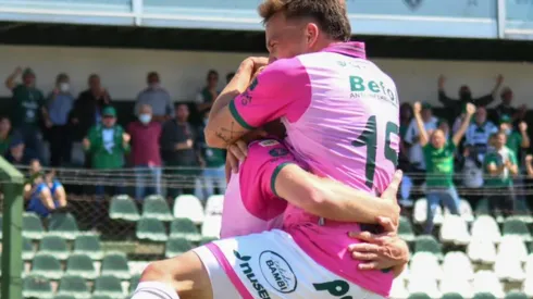 Triunfo de Sarmiento ante Aldosivi y festejo con su gente.