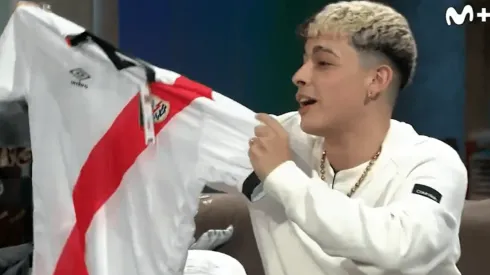 La reacción de Trueno al recibir una camiseta del Rayo Vallecano: "Si vuelvo con esto al barrio..."