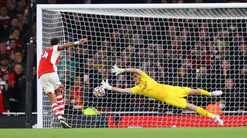 Dibu Martínez volvió a tapar un penal en Aston Villa. (Getty)
