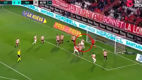 VIDEO | Rojas le ganó a todos en el área y puso el 1-0 de cabeza para River