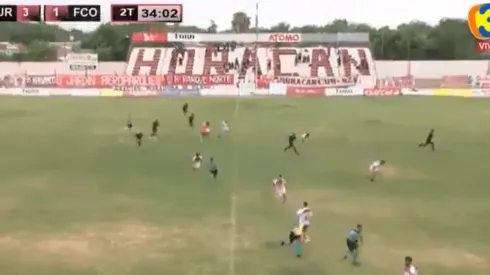 Mauricio Romero, DT de Ferro de General Pico, fue baleado en pleno partido ante Huracán Las Heras. (Foto: TV Pública de La Pampa)
