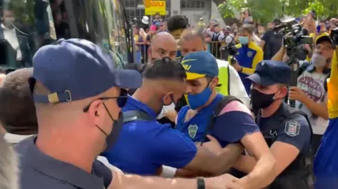 Un hincha encaró a Villa en la llegada de Boca a Mendoza.
