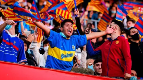 Un hincha de Boca, presente en el estreno de Xavi como DT del Barcelona (Foto: Barcelona vía Twitter)