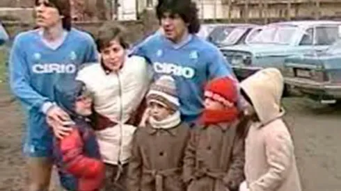 Maradona en estado puro: el día que desafió al Napoli y jugó en el barro para operar a un chico